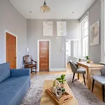 Sunny Corner Apartment In Center Of London