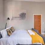 Sunny Corner Apartment In Center Of London